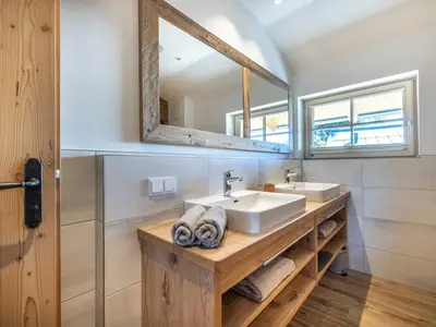 Badezimmer mit Doppelwaschbecken