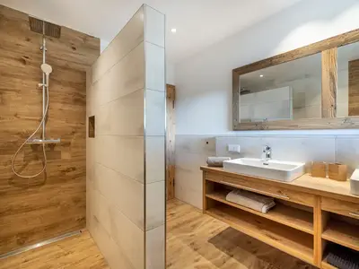 Dusche mit Waschbecken