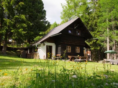 Die Falkert-Hütte mit Almwiese, Sitzecke