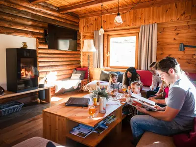 gemütlicher Bereich mit offenen Kamin