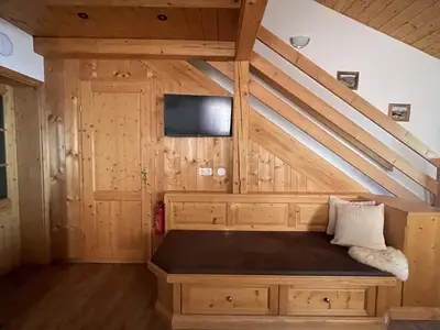 Sofa Wohnküche mit Stiegenaufgang ins OG