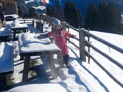 Hütte_Alpenherz_Schnee_Garten
