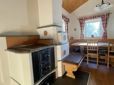 Essbereich mit Kachelofen