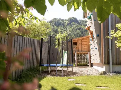 Spielplatz mit Boulderwand