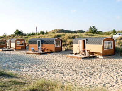 Dünenlodges mit Ausblick auf Leuchtturm