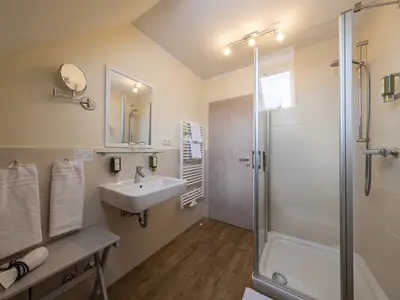 modernes, großes Badezimmer