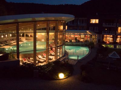 Außenansicht Hallenbad abends