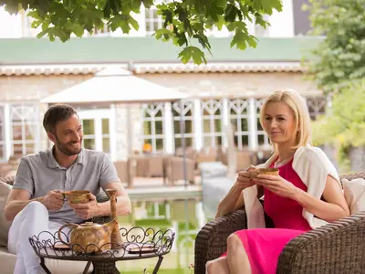 Pärchen trinkt Tee am Schlossteich