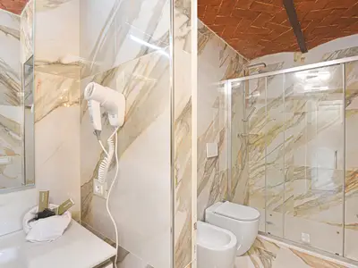 Badezimmer mit Dusche