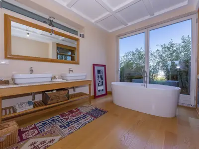 Badezimmer mit Badewanne