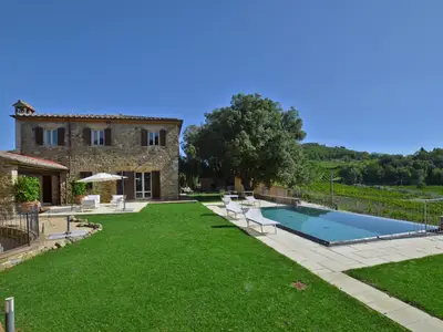 Die Villa und der bezaubernde ausgestattete Pool mit Panoramablick