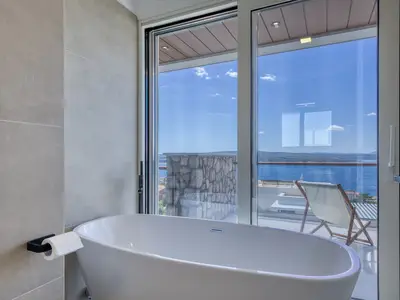 Badezimmer mit Badewanne