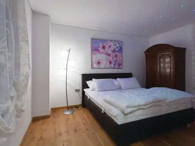 Schlafzimmer mit Doppelbett