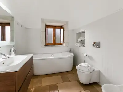 Badezimmer mit Badewanne