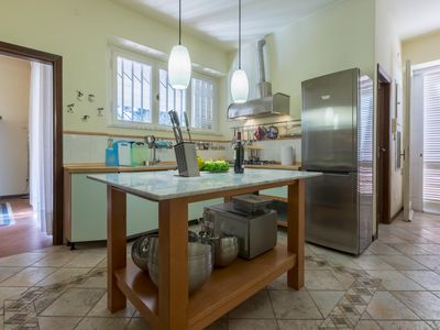 Voll ausgestattete Küche mit Kühlschrank, Gefrierfach, Herd, Ofen und Mikrowelle