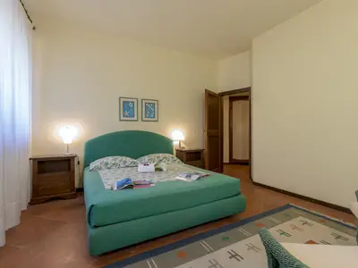 Schlafzimmer mit Queensize Bett und Kleiderschrank