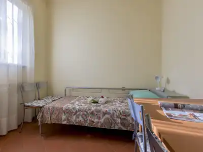 Schlafzimmer mit Einzelbett und Kleiderschrank im Erdgeschoss