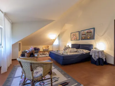 Hauptschlafzimmer mit Doppelbett und Kleiderschrank