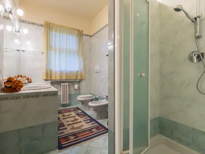Badezimmer im Erdgeschoss, mit Dusche, Toilette und Washbecken