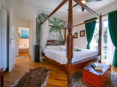 Hauptschlafzimmer mit einem schönen Himmelbett