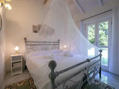 Das Schlafzimmer hat einen Kleiderschrank