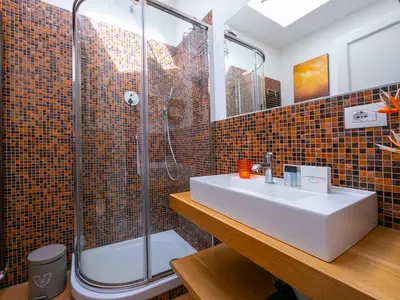 Eigenes Bad im Hauptschlafzimmer mit Dusche, Waschbecken, Toilette und Bidet