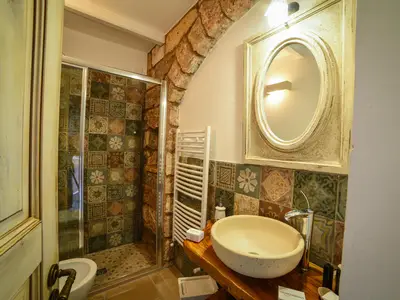 Badezimmer mit Dusche