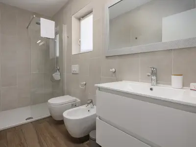 Badezimmer mit Dusche