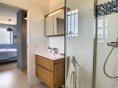 Badezimmer mit Dusche