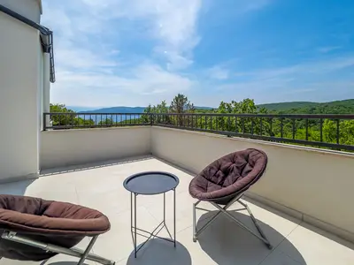 Terrasse und der Blick aufs Meer