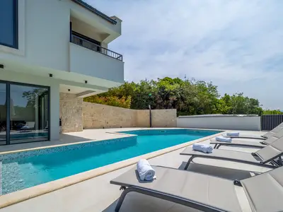 Sonnenterrasse und der Pool