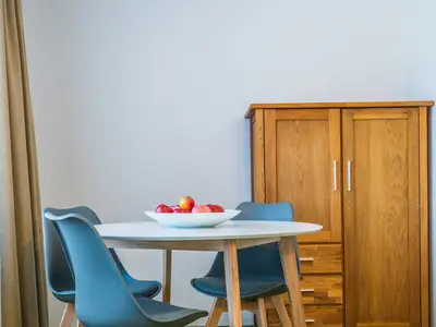 Tisch mit Stühlen