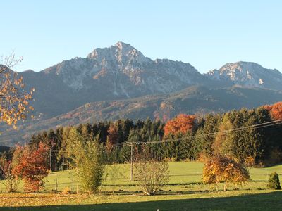 Die Aussicht vom Hainbuchhof im Herbstkleid mit Blick auf den Hausberg