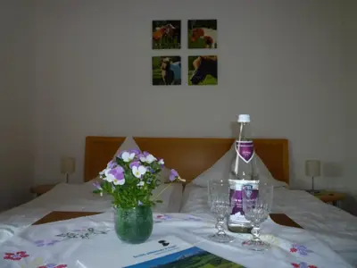 Das Dreibettzimmer bietet ausreichend Platz und eine nette Sitzgelegenheit