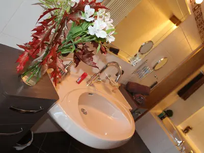 Das voll austattete Badezimmer versprüht Wohlfühlatmosphäre!