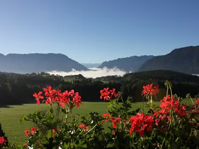Die Aussicht vom Balkon in die Bergkette Richtung Bad Reichenhall/Berchtesgaden ist überwältigend!