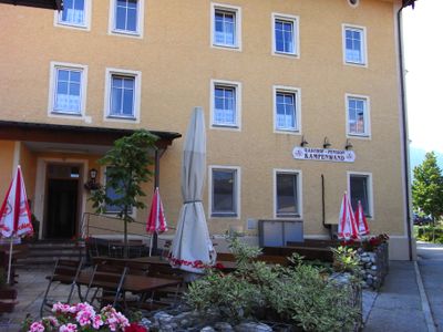 Biergarten mit Eingang zur Rezeption Gasthof Kampenwand