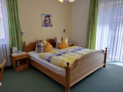 Doppelzimmer Nr. 1 mit Dusche/WC, TV und Balkon