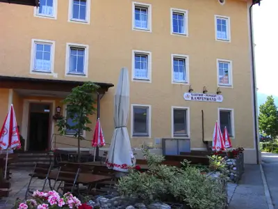 Biergarten mit Eingang zur Rezeption Gasthof Kampenwand