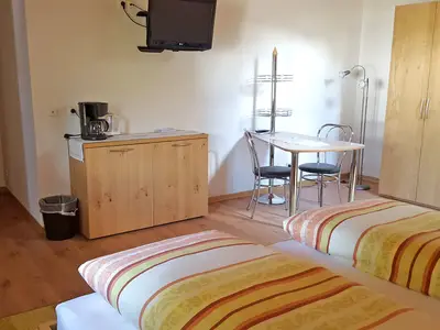 Doppelzimmer mit Ausziehcouch Dusche/WC und TV