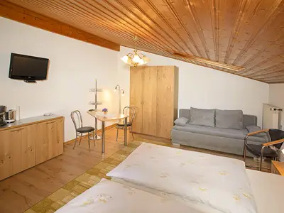 Doppelzimmer mit Ausziehcouch Dusche/WC und TV