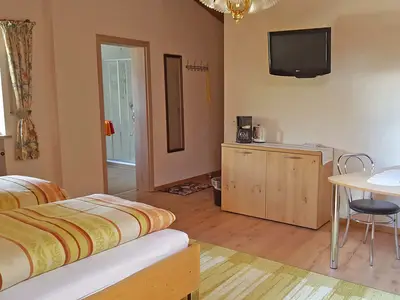 Doppelzimmer mit Ausziehcouch Dusche/WC und TV