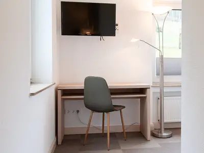 Zimmer 2 Schreibtisch