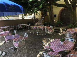 Lindenüberdachter Biergarten