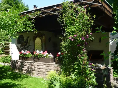 Gesellige Runde in der Gartenlaube