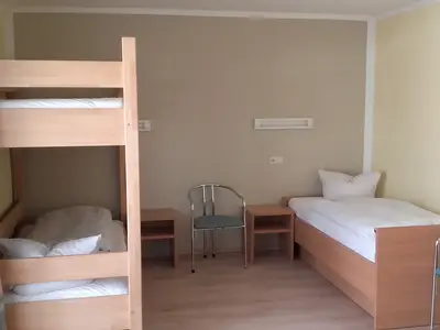 Blick ins Zimmer, links das Stockbett für die Kinder