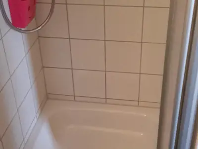 Neben dem Waschbecken befindet sich die Dusche 80 cm * 80 cm, nicht ebenerdig