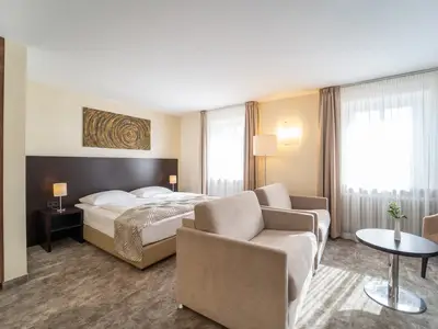 Familienzimmer Bett mit Sessel