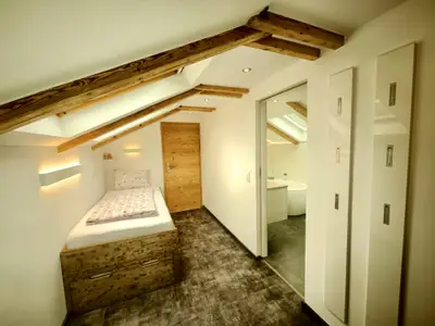 Kinderzimmer mit ausziehbarem Bett