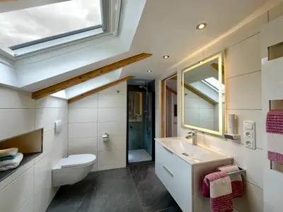 Badezimmer Giebel-Apartment mit Dusche